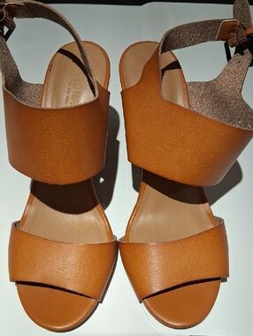 Women’s Tan Platform Sandals with Wide Straps